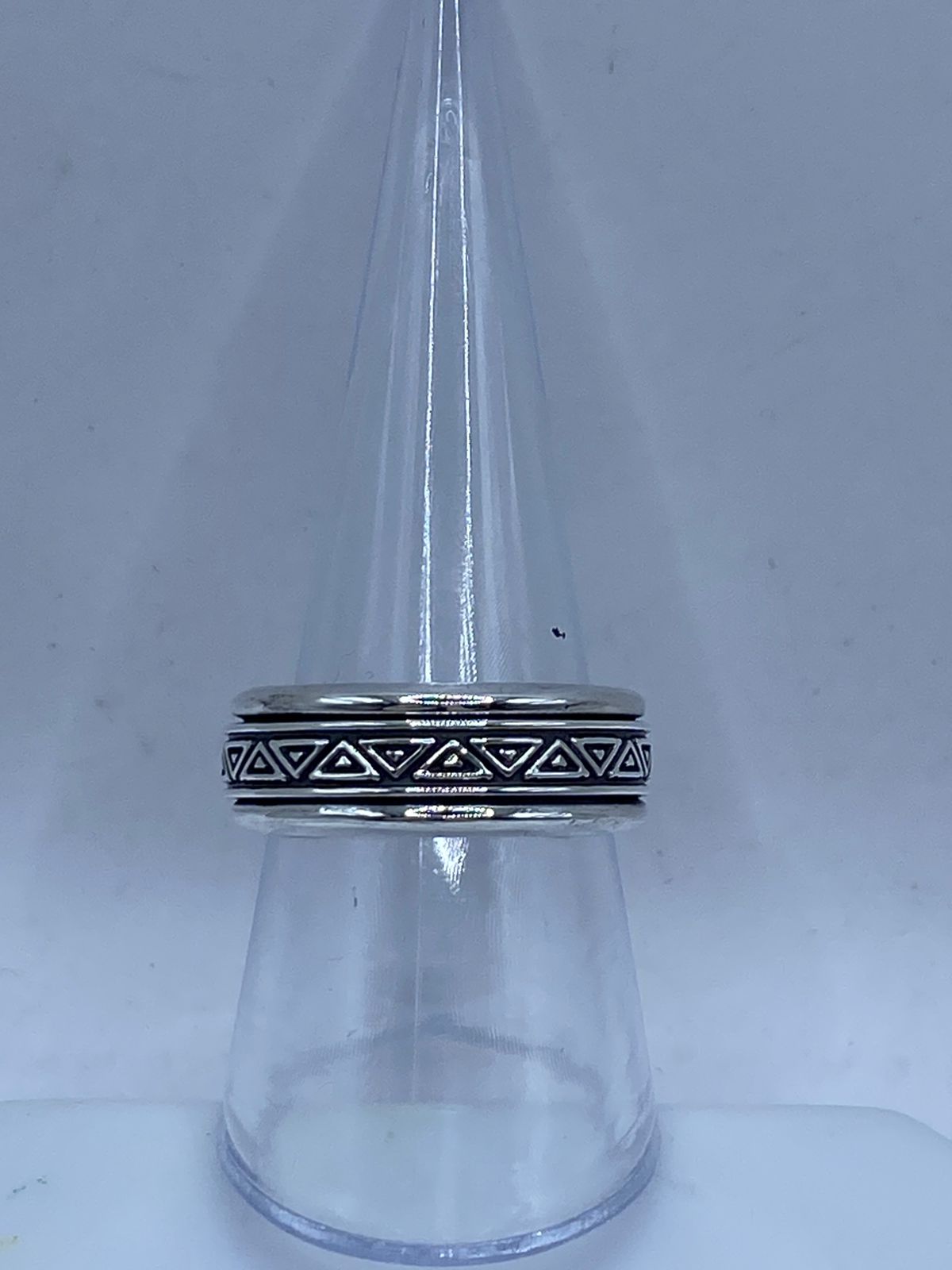Anillo Giratorio de Plata 925 con Diseño Geométrico de Triángulos — vista lateral