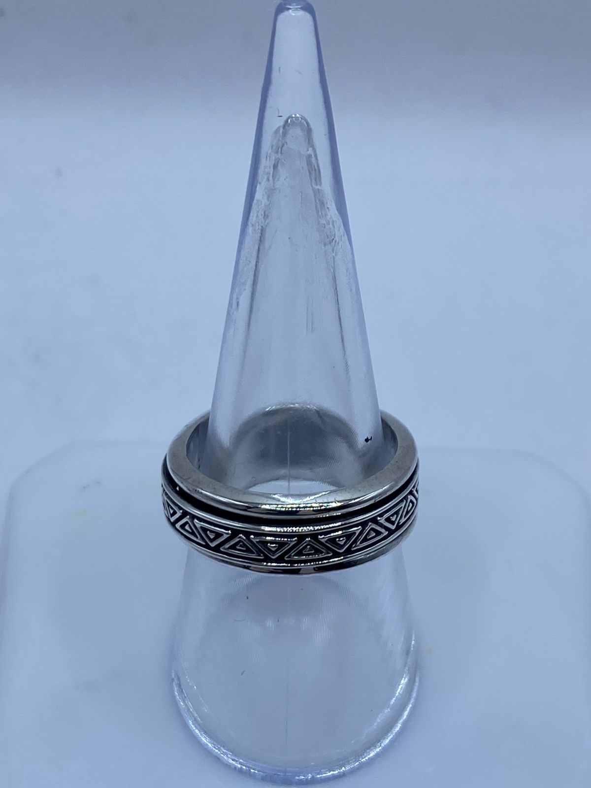 Anillo Giratorio de Plata 925 con Diseño Geométrico de Triángulos , vista frontal