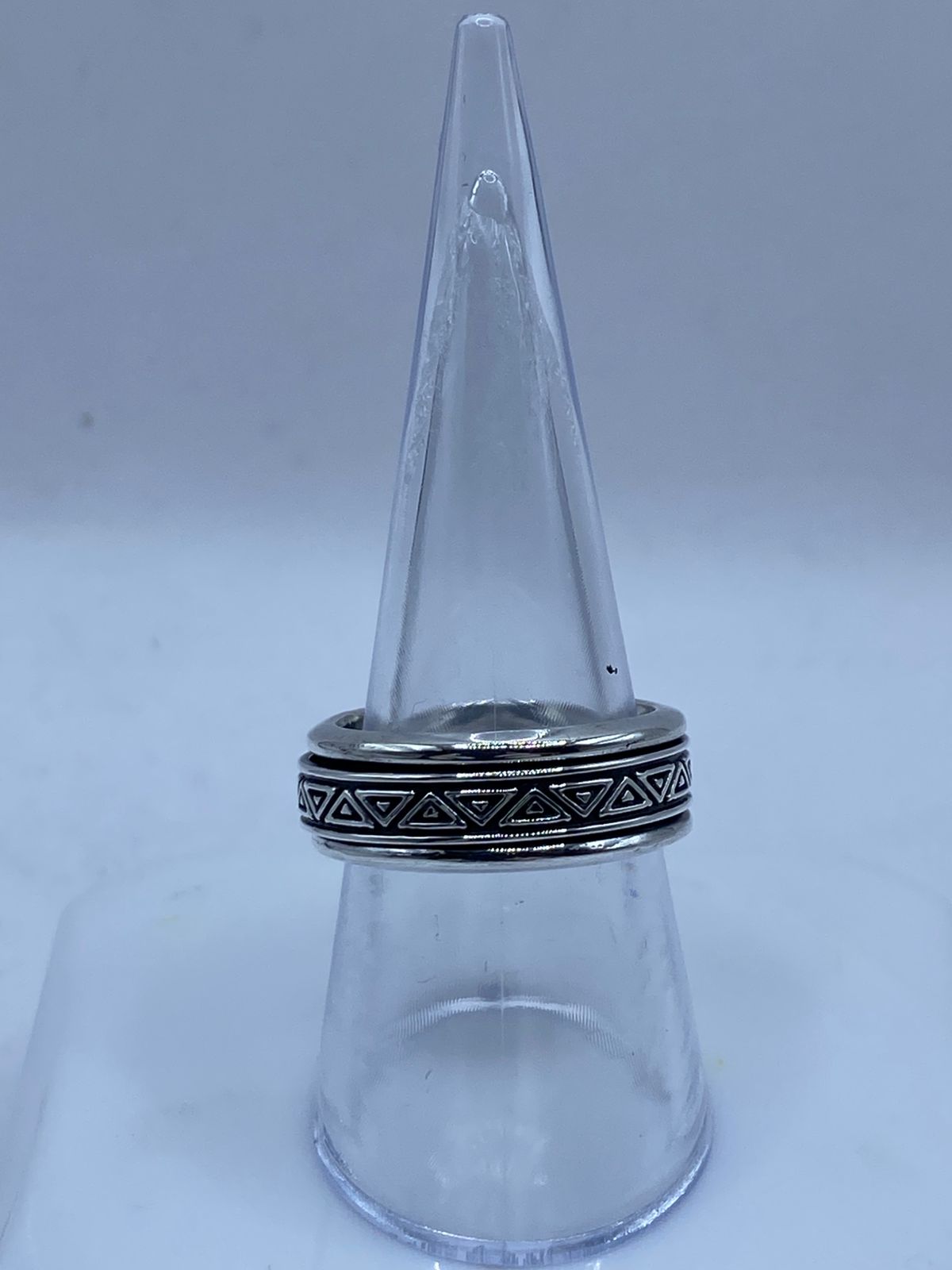 Anillo Giratorio de Plata 925 con Diseño Geométrico de Triángulos , vista lateral
