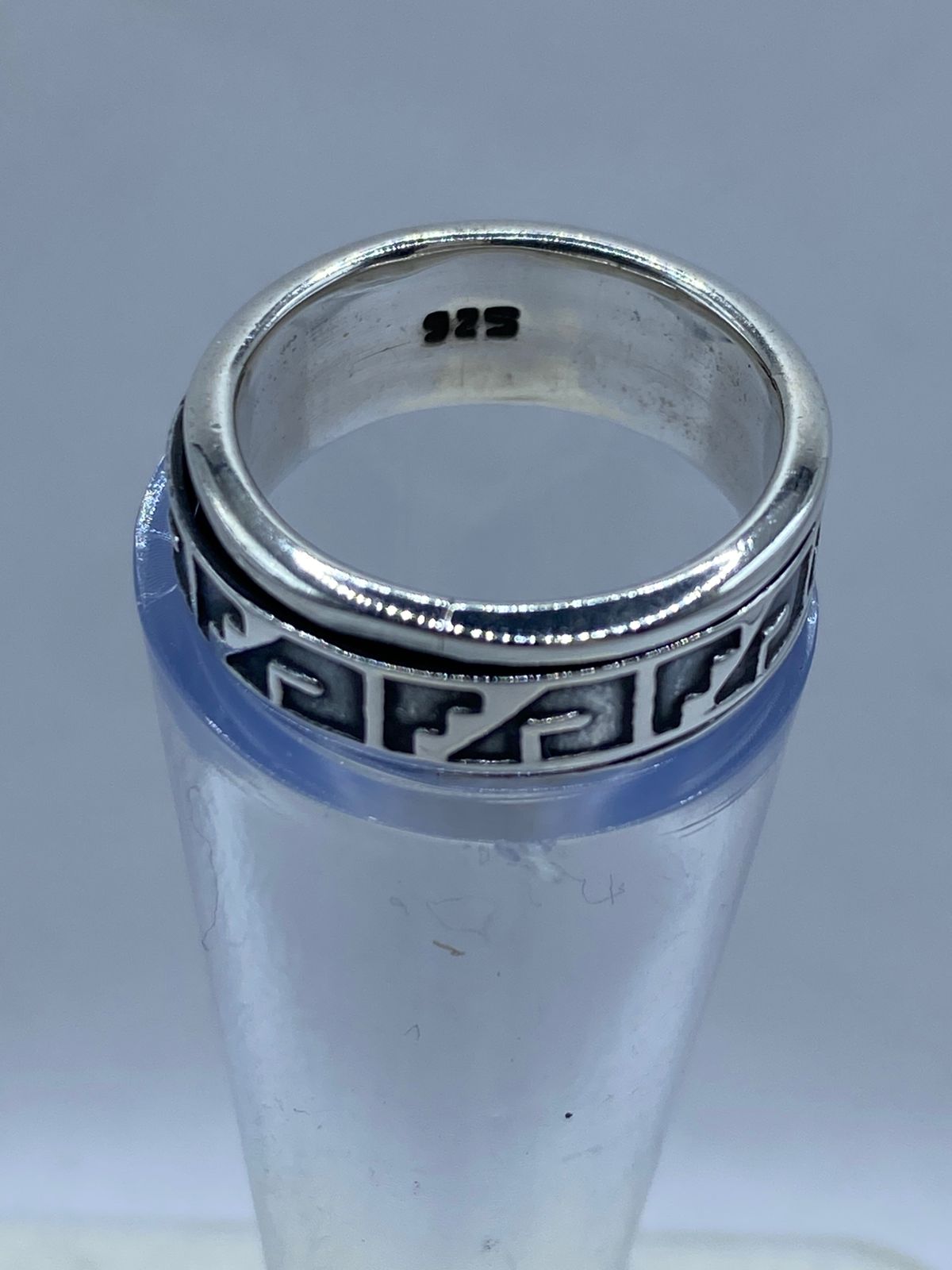 Anillo Giratorio de Plata 925 con Diseño Geométrico Tribal, vista de detalle
