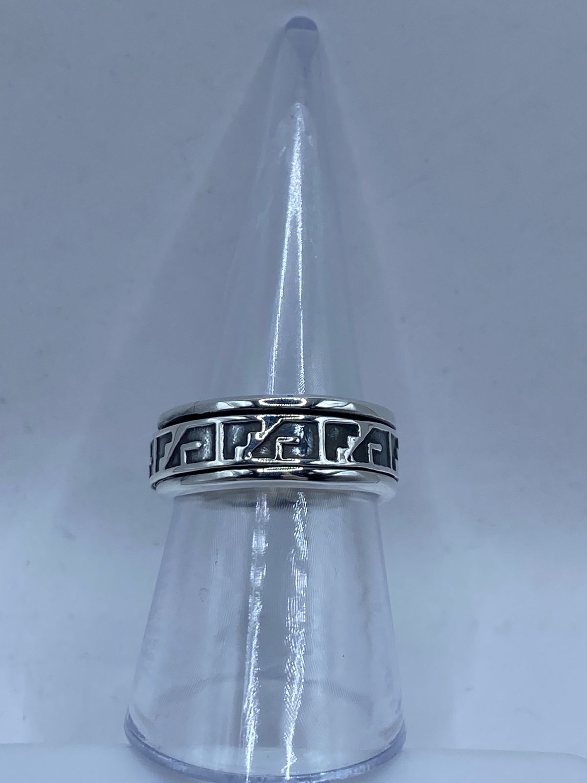Anillo Giratorio de Plata 925 con Diseño Geométrico Tribal, vista lateral