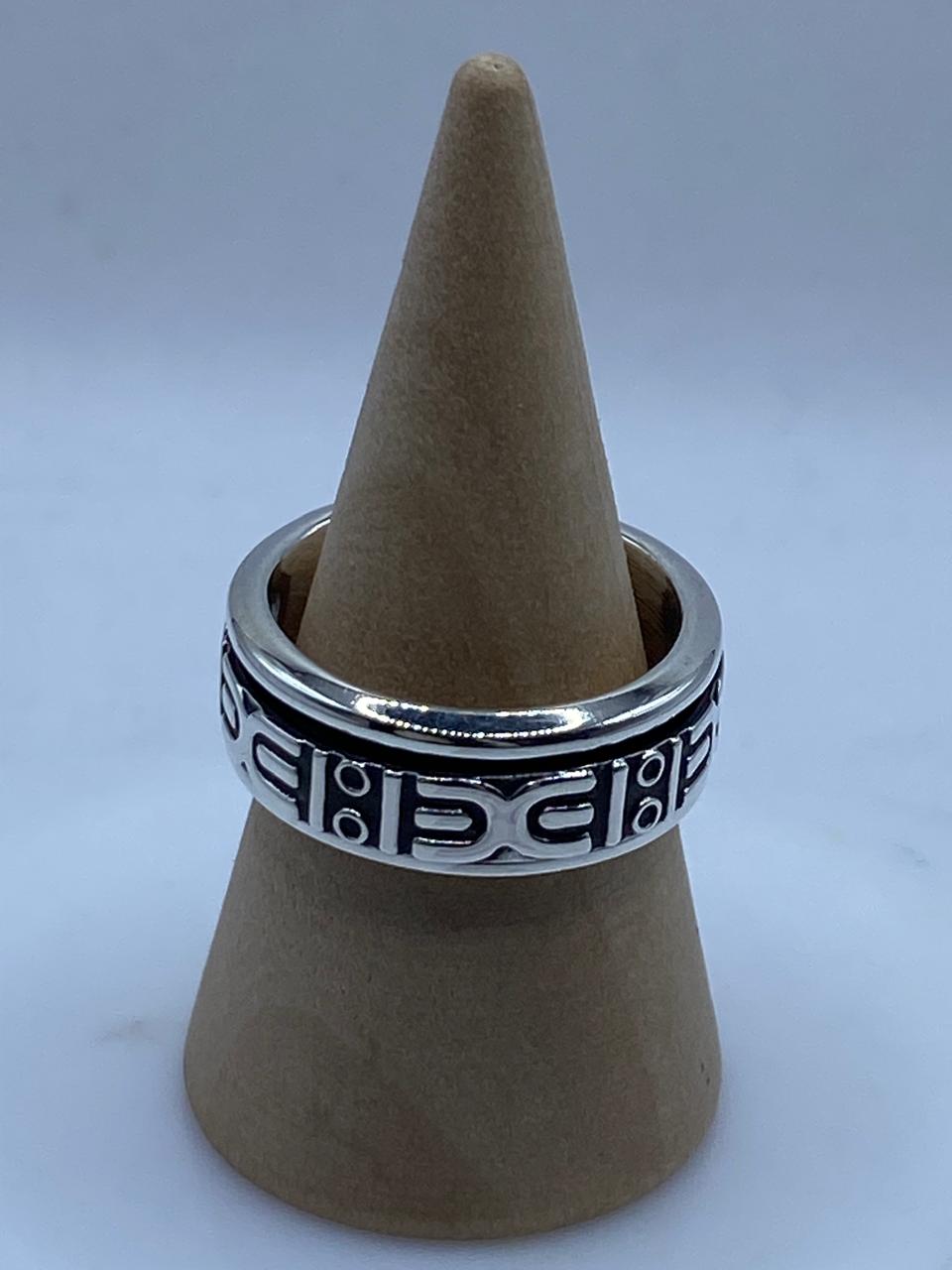 Anillo Giratorio de Plata 925 con Diseño Geométrico Tribal — vista lateral