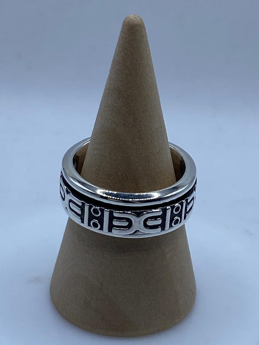 Anillo Giratorio de Plata 925 con Diseño Geométrico Tribal — vista lateral