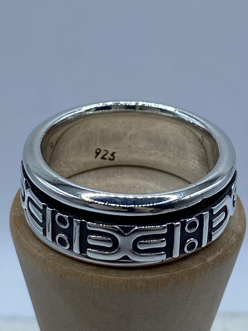 Anillo Giratorio de Plata 925 con Diseño Geométrico Tribal, vista frontal