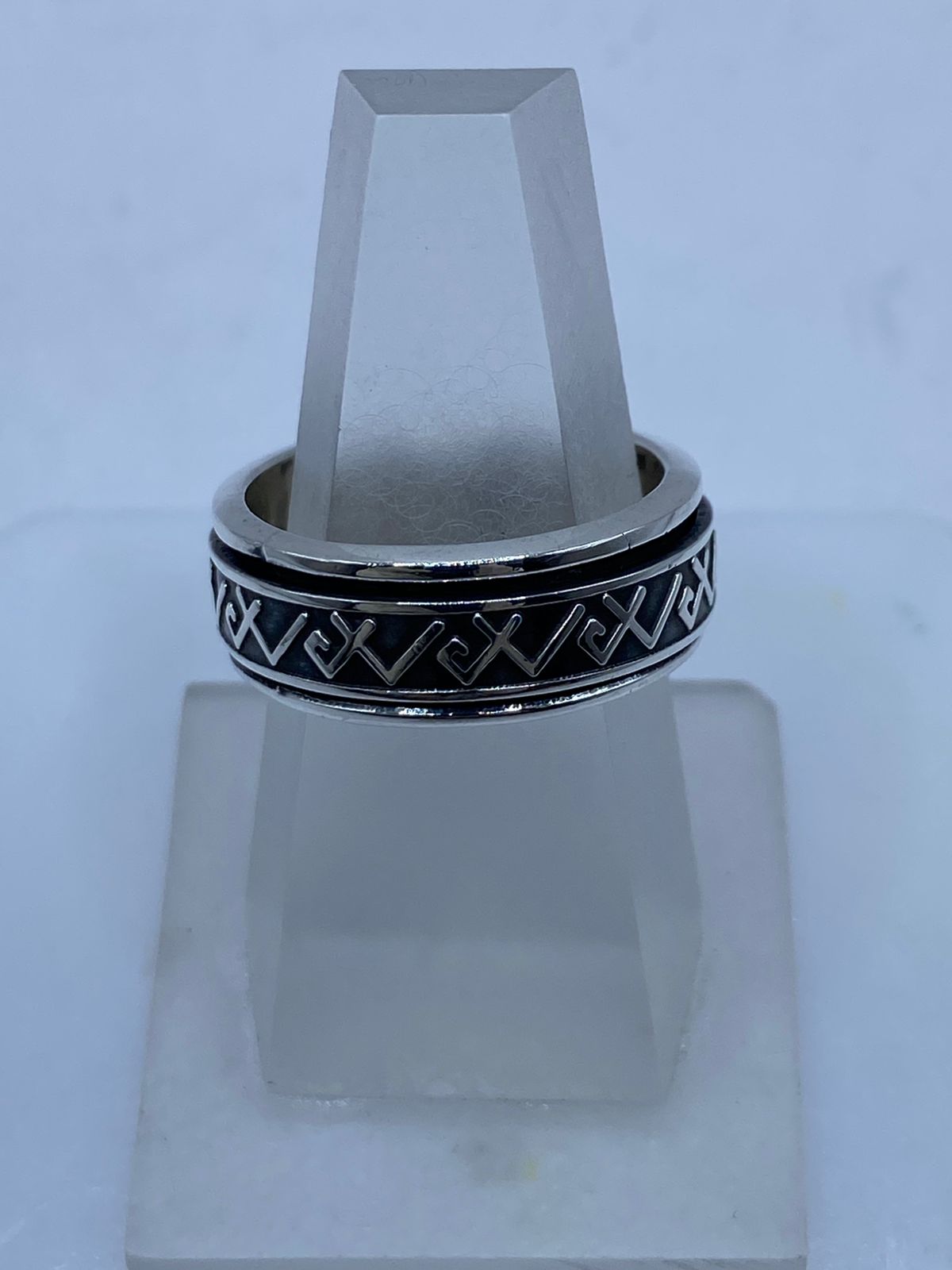Anillo Giratorio de Plata 925 con Diseño Geométrico en Zigzag — vista lateral