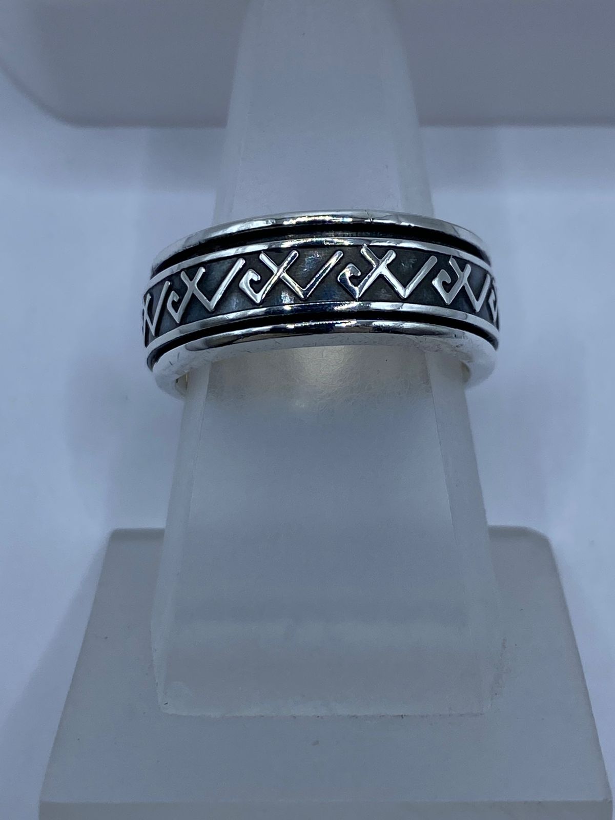 Anillo Giratorio de Plata 925 con Diseño Geométrico en Zigzag, vista lateral