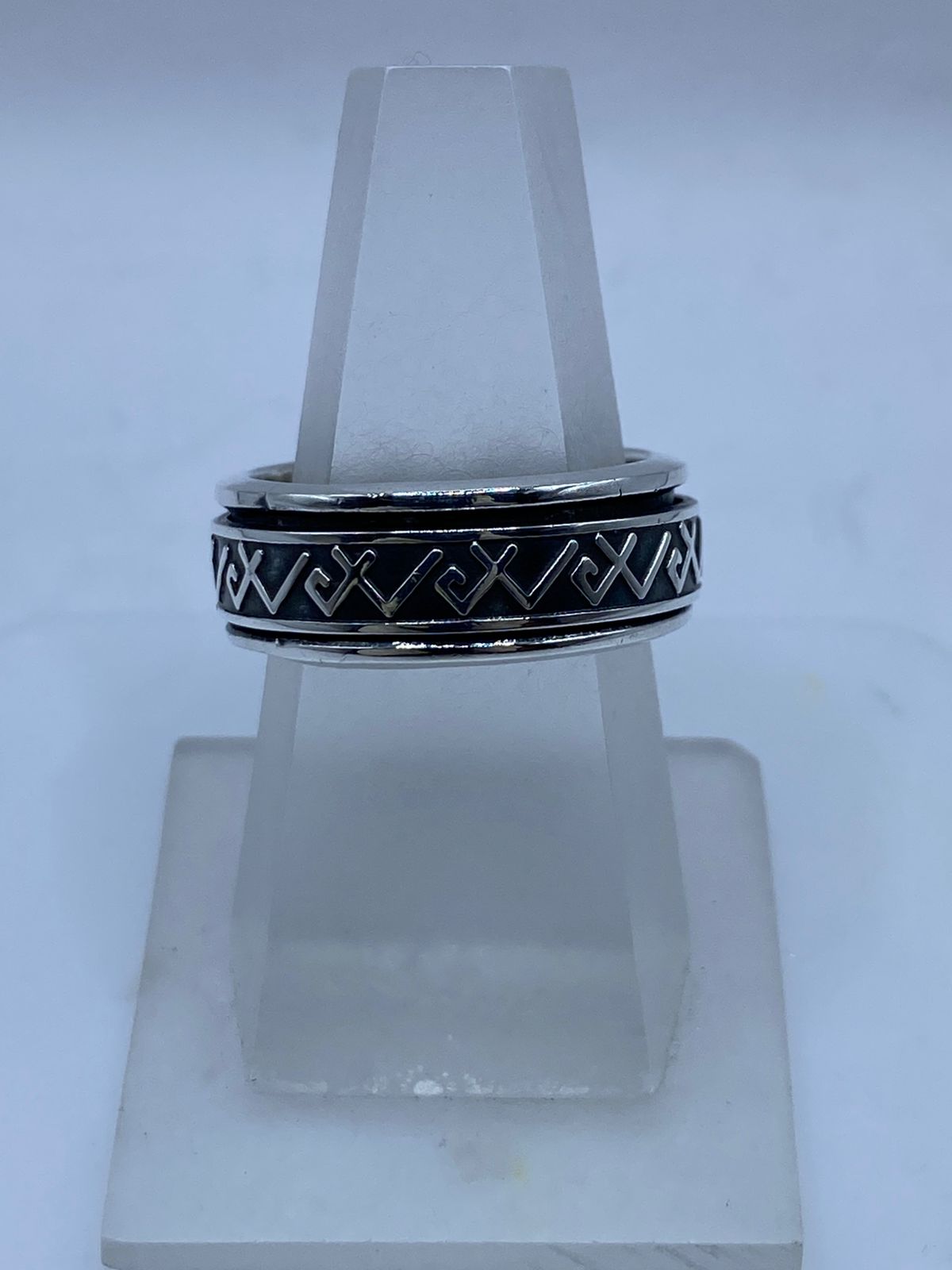 Anillo Giratorio de Plata 925 con Diseño Geométrico en Zigzag, vista frontal
