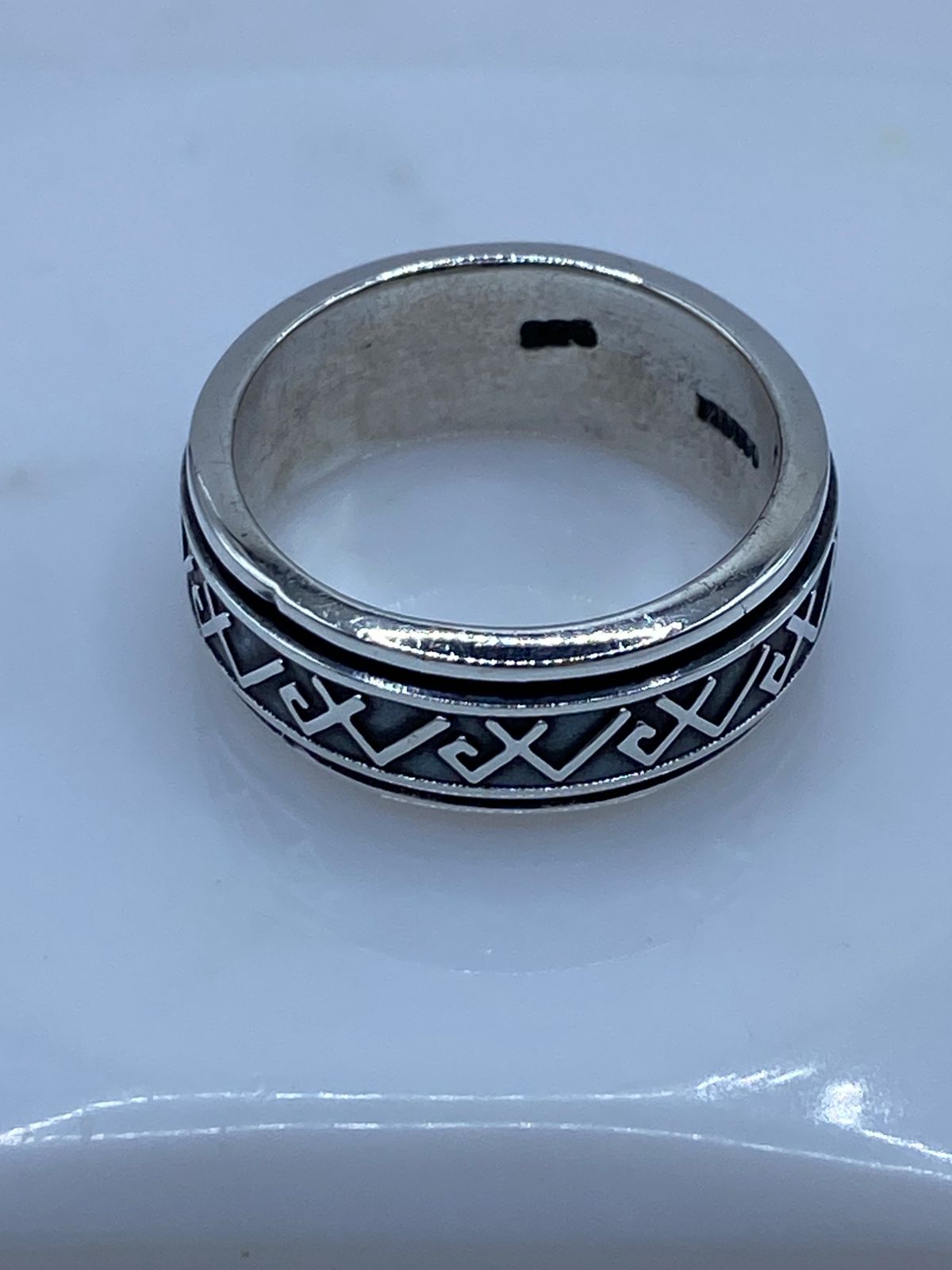 Anillo Giratorio de Plata 925 con Diseño Geométrico en Zigzag, sello de autenticidad Plata Ley .925