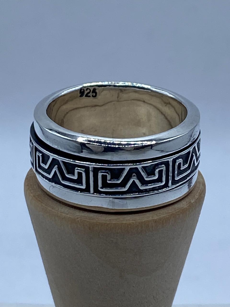 Anillo Giratorio de Plata 925 con Diseño Greca Geométrica, vista de detalle