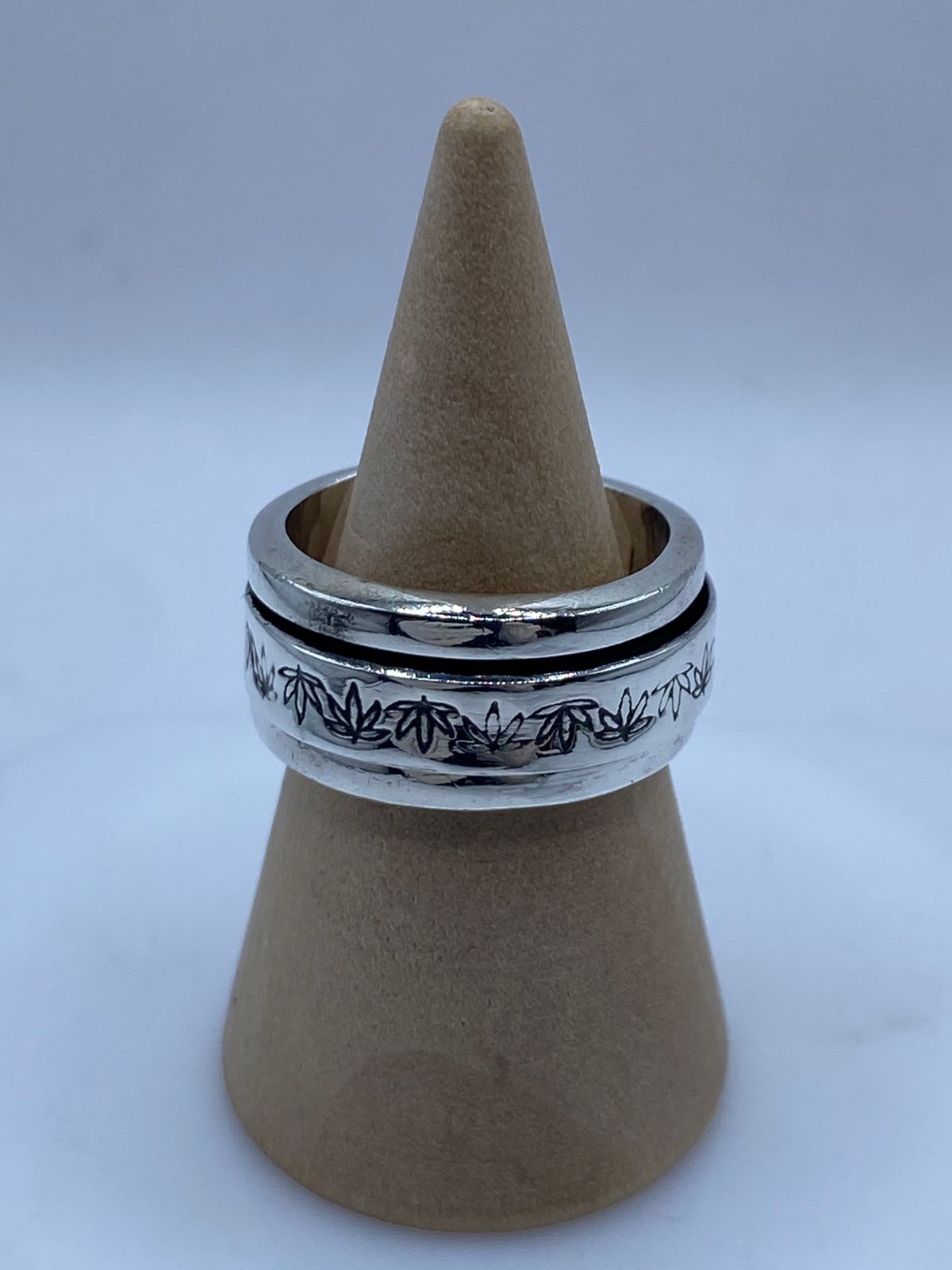 Anillo Giratorio de Plata 925 con Diseño de Hoja de Maple, vista frontal