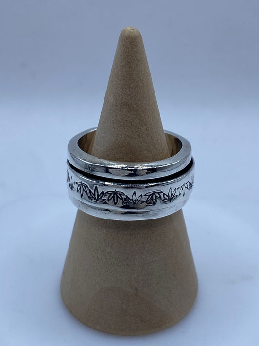 Anillo Giratorio de Plata 925 con Diseño de Hoja de Maple, vista frontal