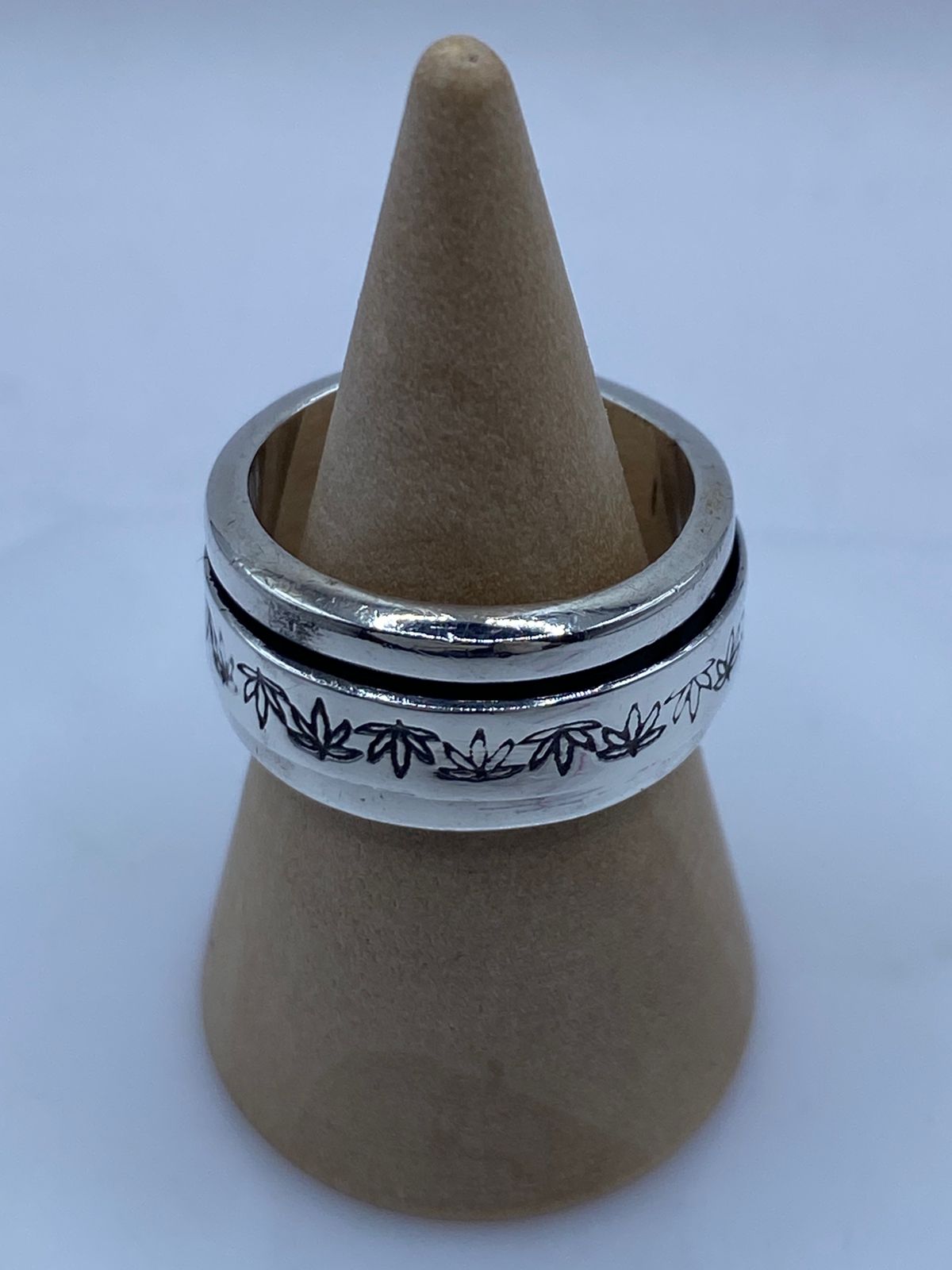 Anillo Giratorio de Plata 925 con Diseño de Hoja de Maple, vista lateral