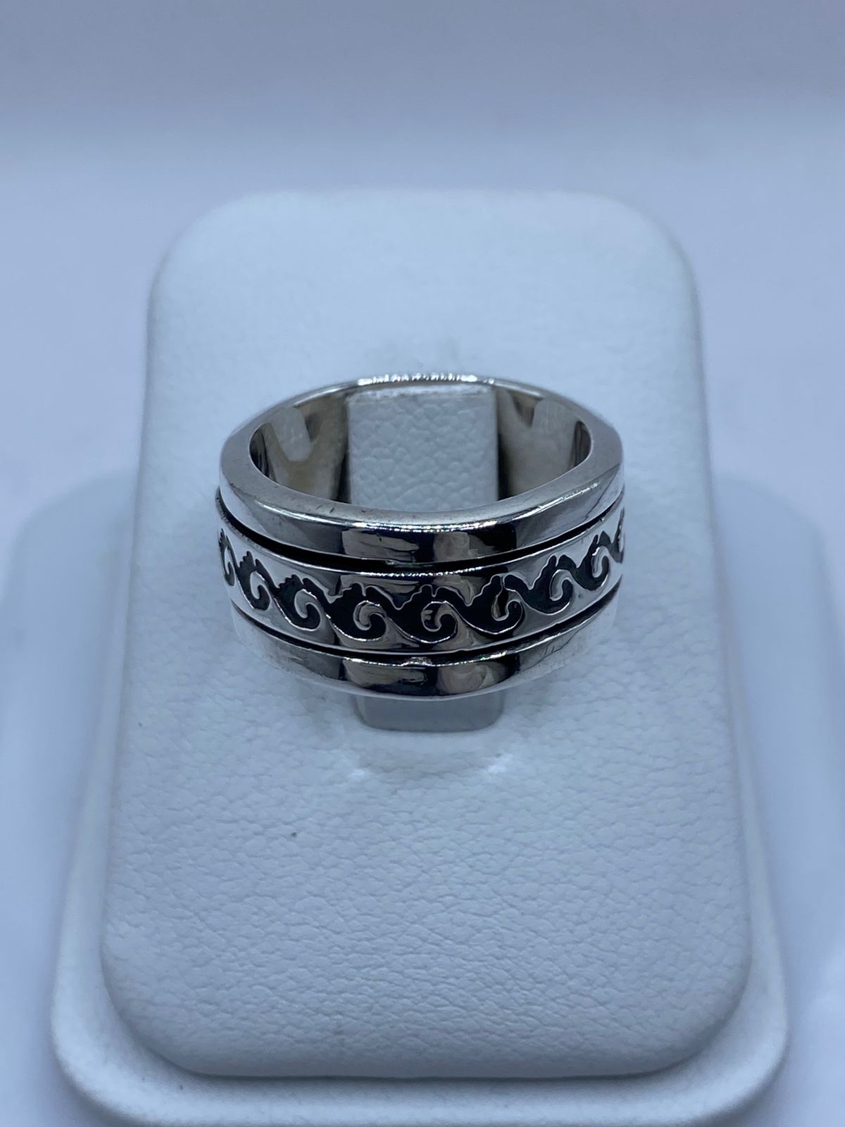 Anillo Giratorio de Plata 925 con Diseño de Olas — vista lateral