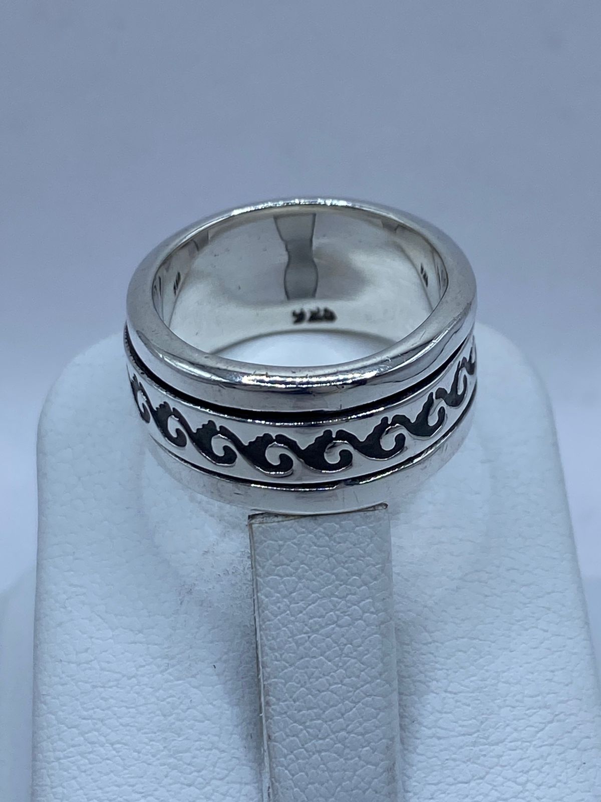 Anillo Giratorio de Plata 925 con Diseño de Olas, vista lateral