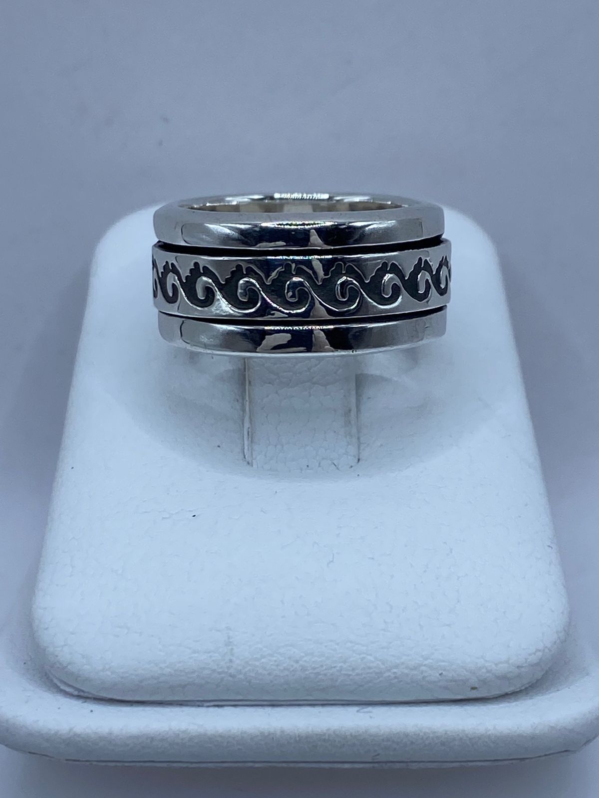 Anillo Giratorio de Plata 925 con Diseño de Olas, vista lateral