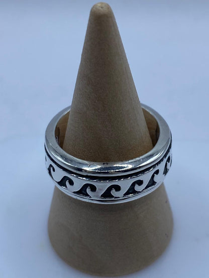 Anillo Giratorio de Plata 925 con Diseño de Olas — vista lateral
