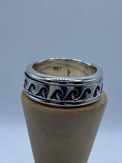 Anillo Giratorio de Plata 925 con Diseño de Olas, vista frontal