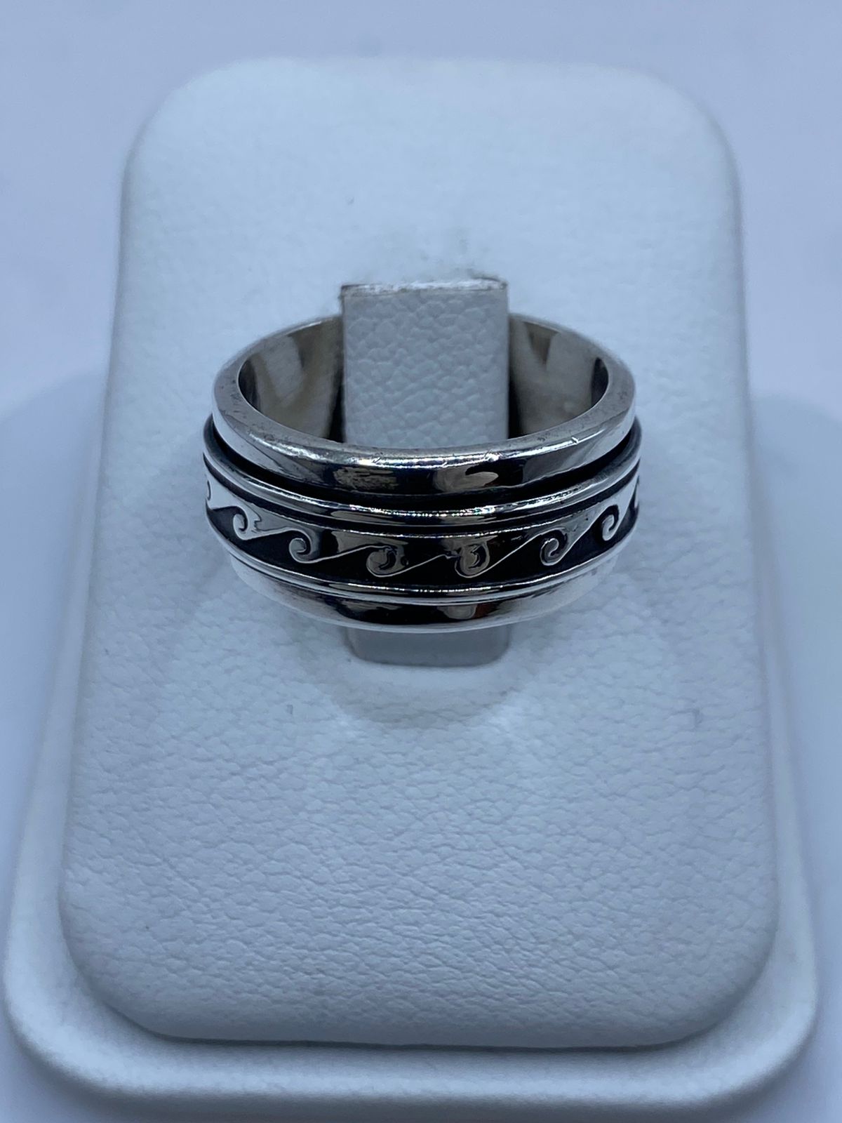 Anillo Giratorio de Plata 925 con Diseño de Olas — vista lateral