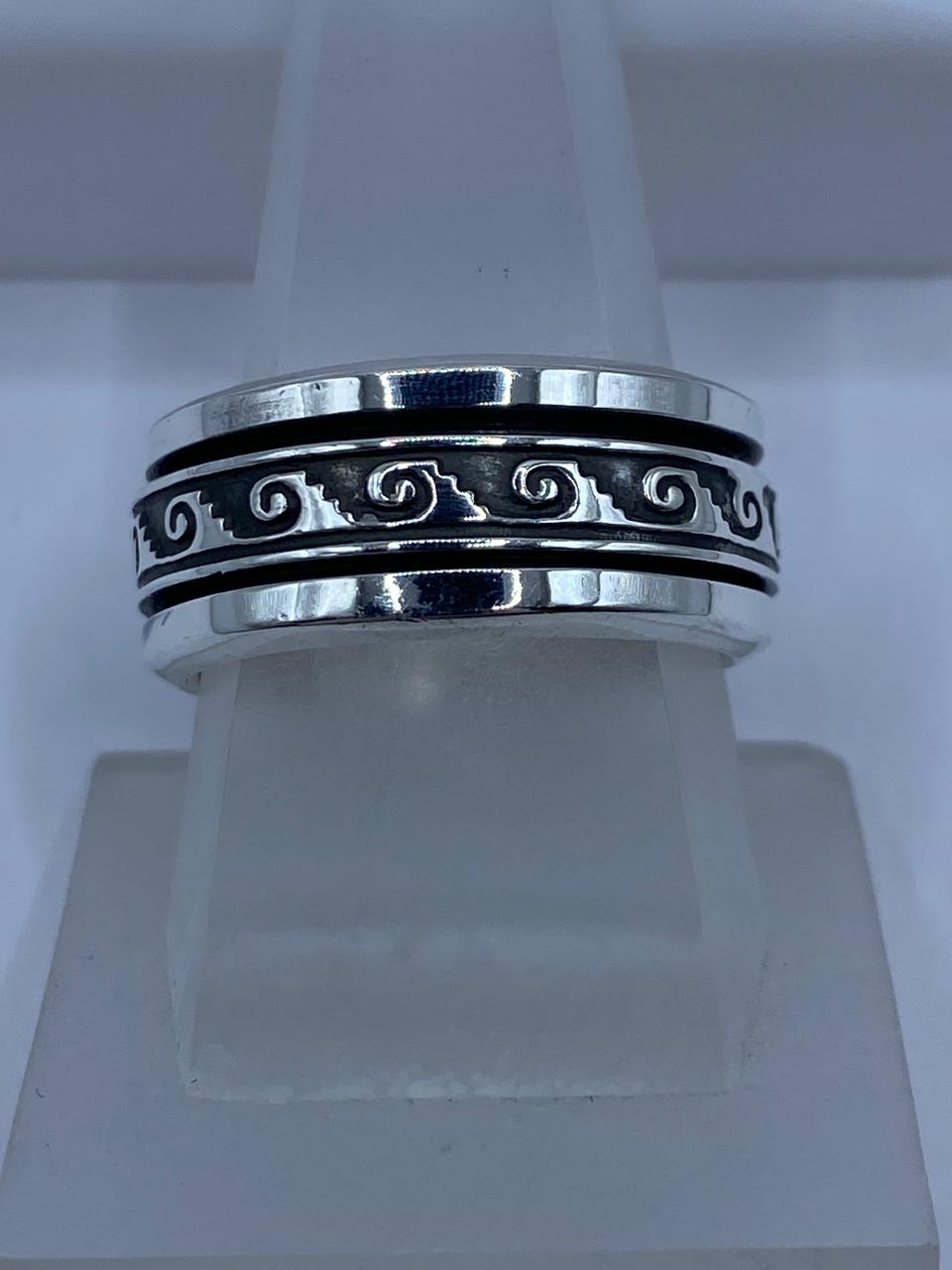 Anillo Giratorio de Plata 925 con Diseño de Olas — vista lateral
