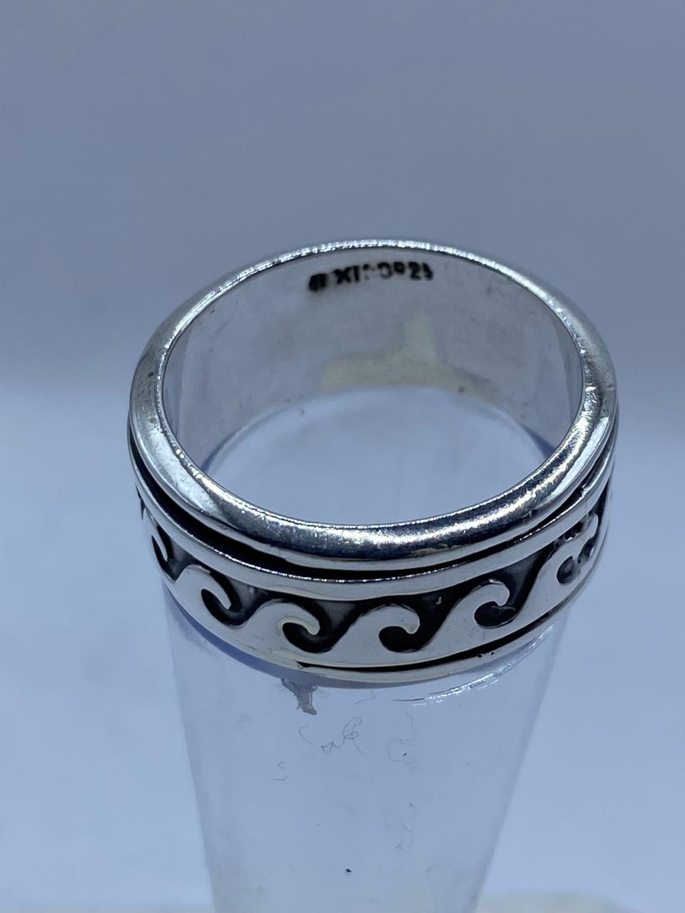 Anillo Giratorio de Plata 925 con Diseño de Olas, vista frontal