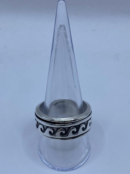 Anillo Giratorio de Plata 925 con Diseño de Olas — vista lateral