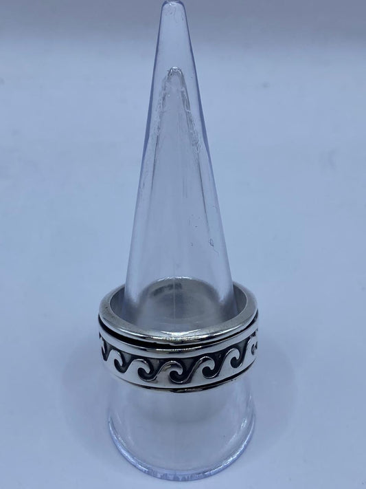 Anillo Giratorio de Plata 925 con Diseño de Olas — vista lateral