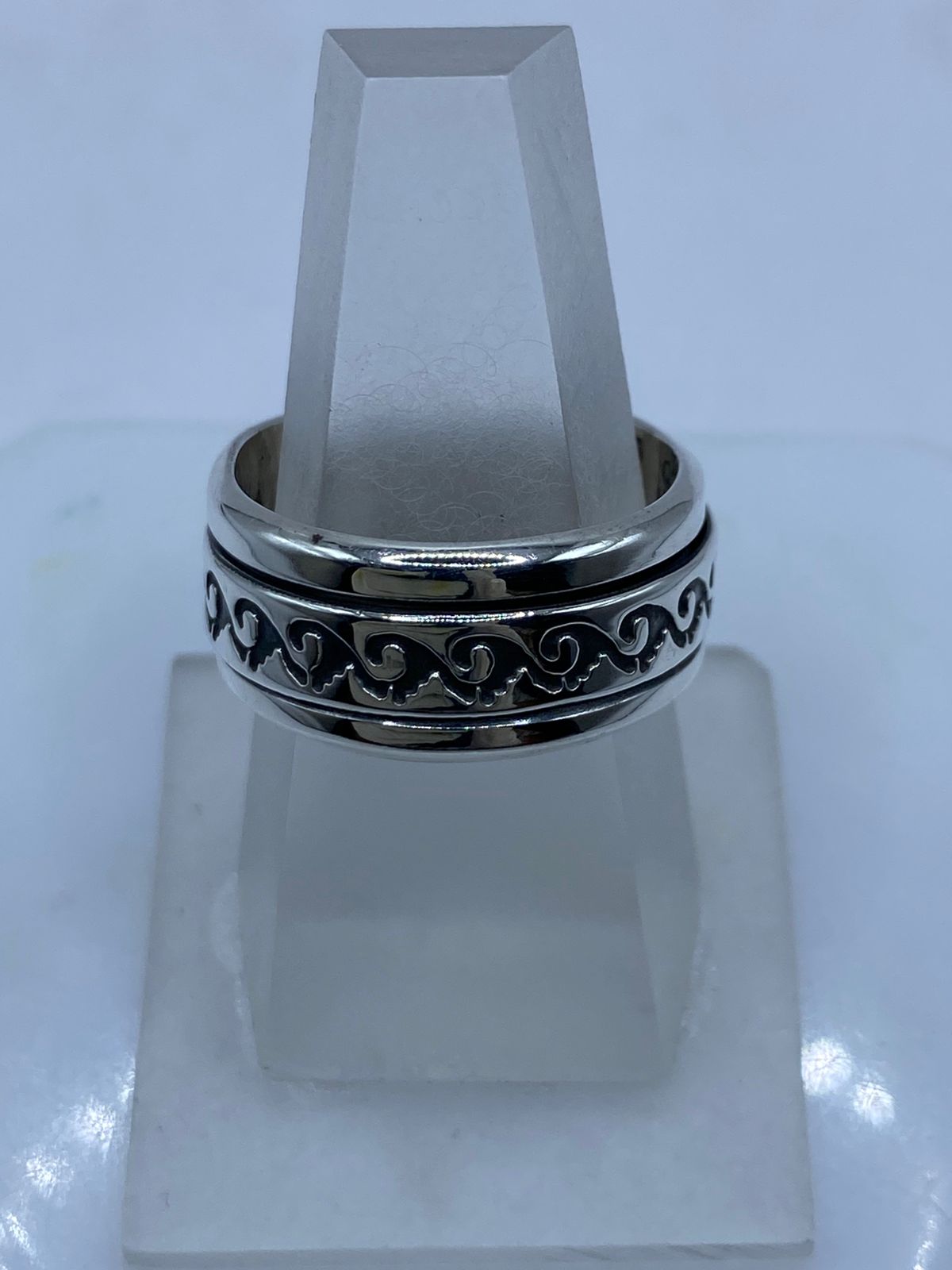 Anillo Giratorio de Plata .925 con Diseño de Olas — vista lateral