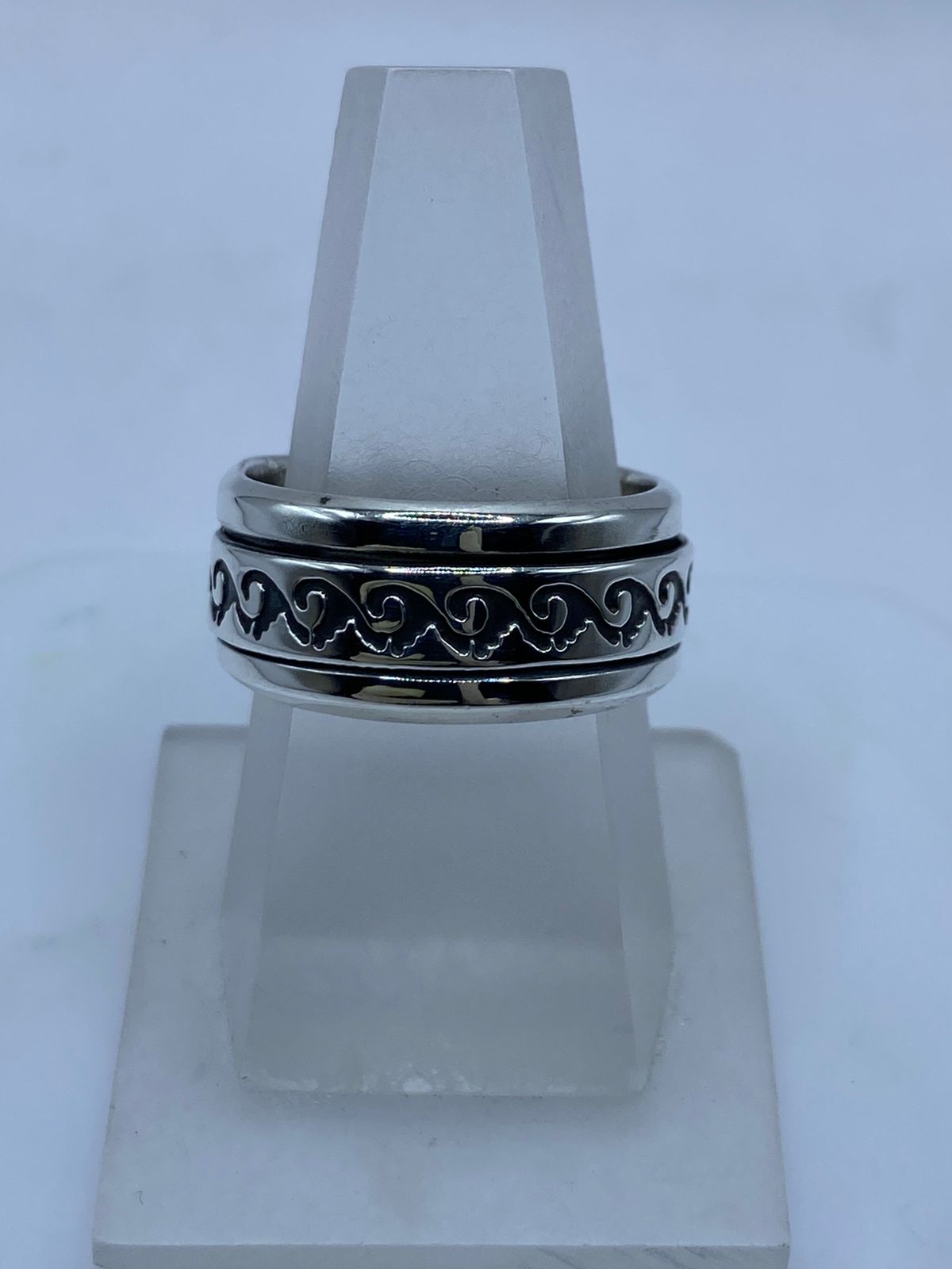 Anillo Giratorio de Plata .925 con Diseño de Olas, vista frontal