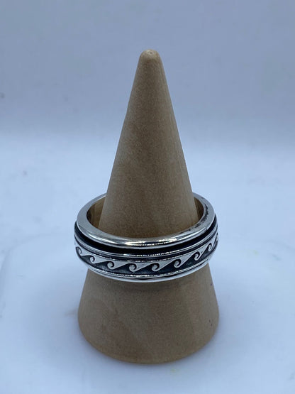 Anillo Giratorio de Plata 925 con Diseño de Olas Minimalistas — vista lateral