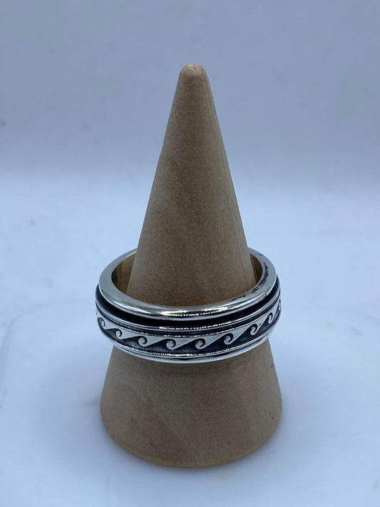 Anillo Giratorio de Plata 925 con Diseño de Olas Minimalistas — vista lateral