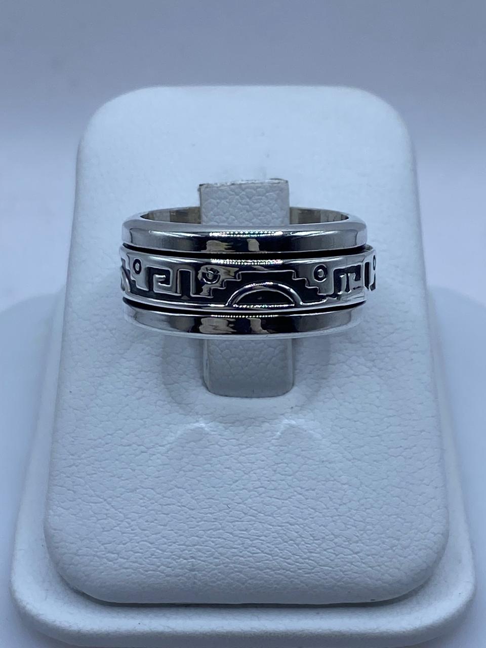 Anillo Giratorio de Plata 925 con Diseño Prehispánico — vista lateral