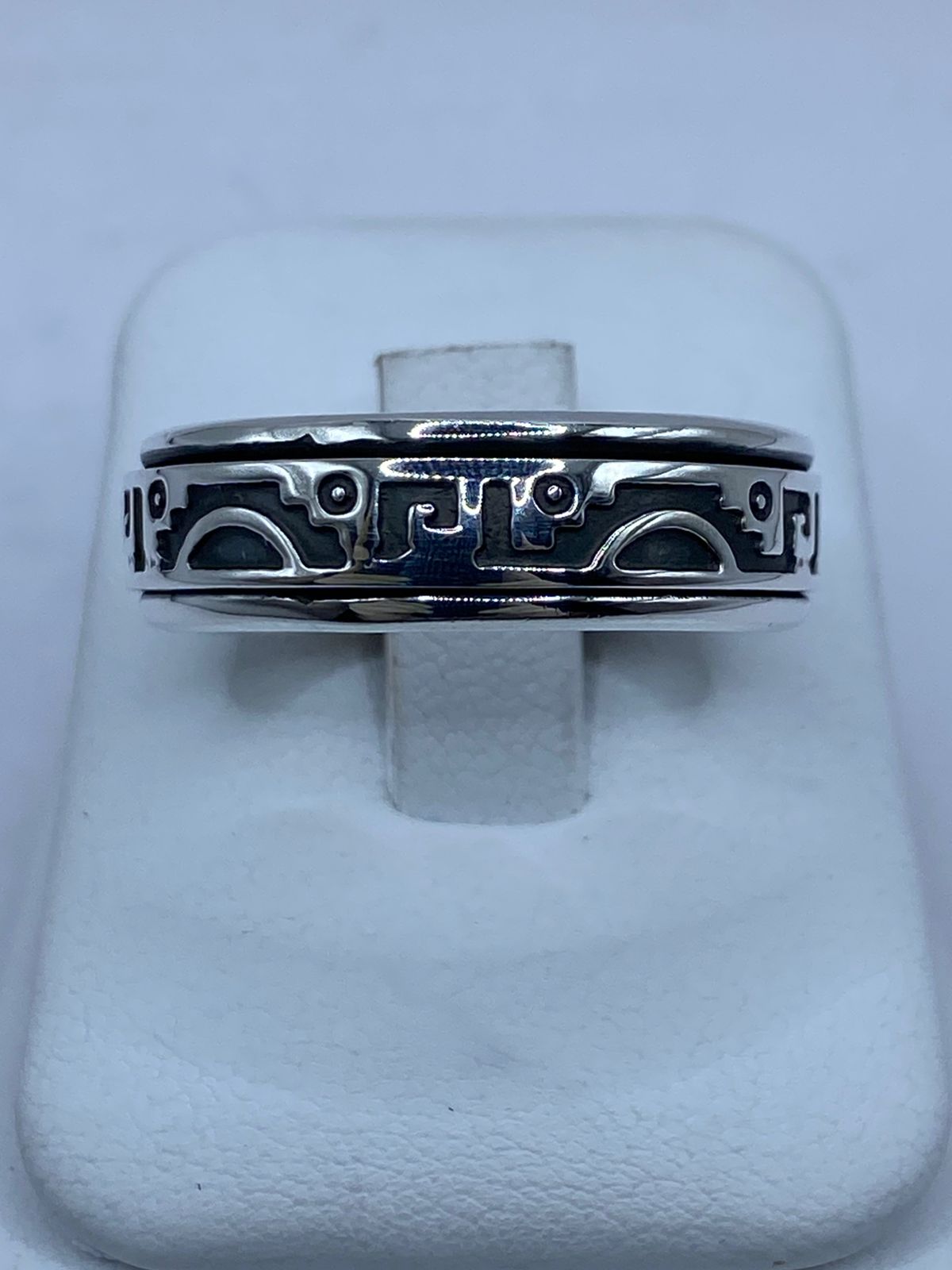 Anillo Giratorio de Plata .925 con Diseño Prehispánico — vista lateral