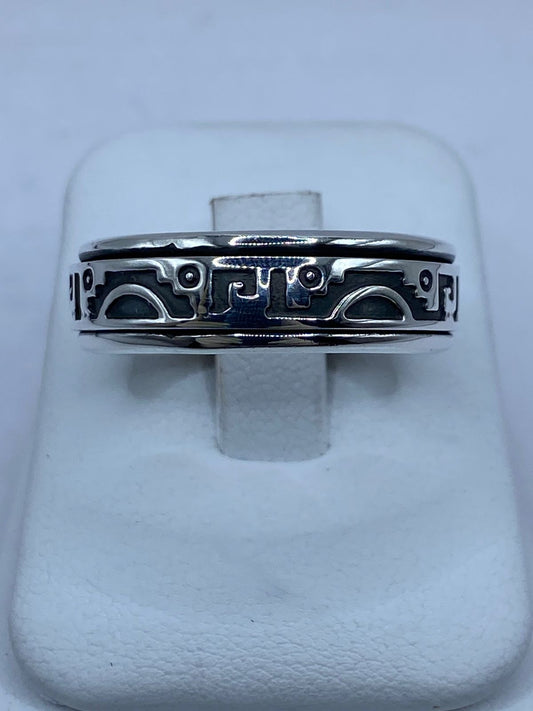 Anillo Giratorio de Plata .925 con Diseño Prehispánico — vista lateral