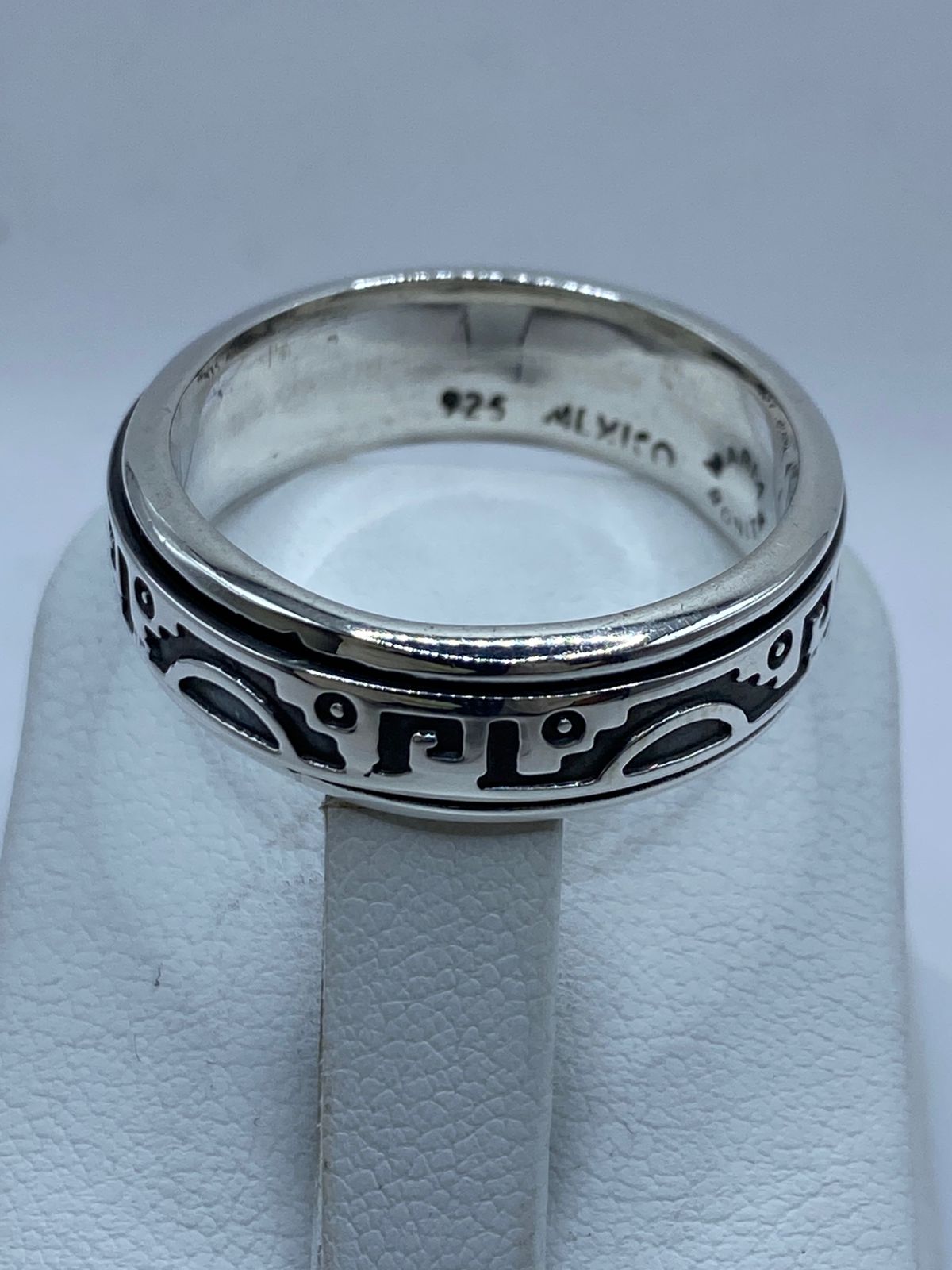 Anillo Giratorio de Plata .925 con Diseño Prehispánico, vista lateral