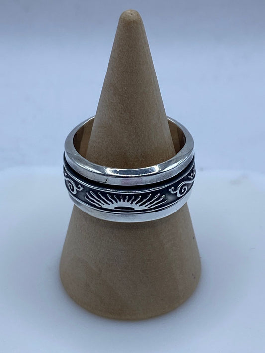Anillo Giratorio de Plata 925 con Diseño Sol Naciente — vista lateral