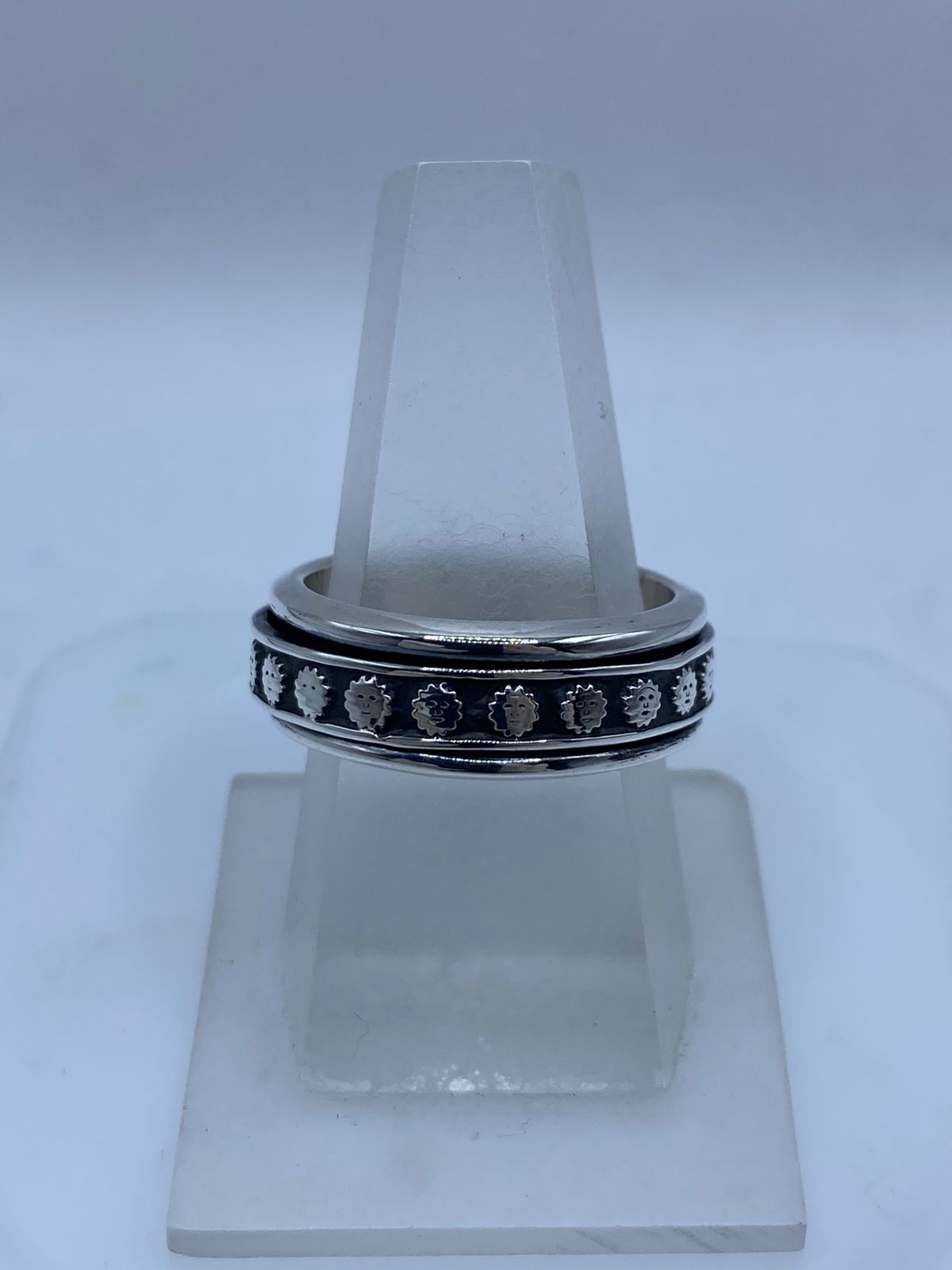 Anillo Giratorio de Plata 925 con Diseño de Soles, vista lateral