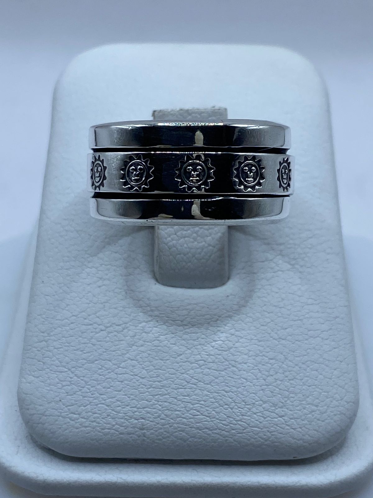 Anillo Giratorio de Plata 925 con Diseño de Soles, vista frontal