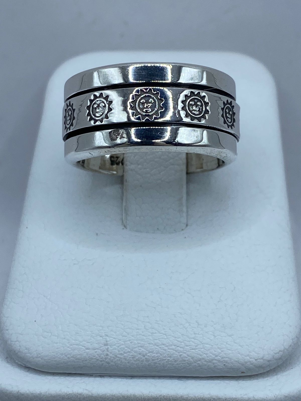 Anillo Giratorio de Plata 925 con Diseño de Soles, vista lateral
