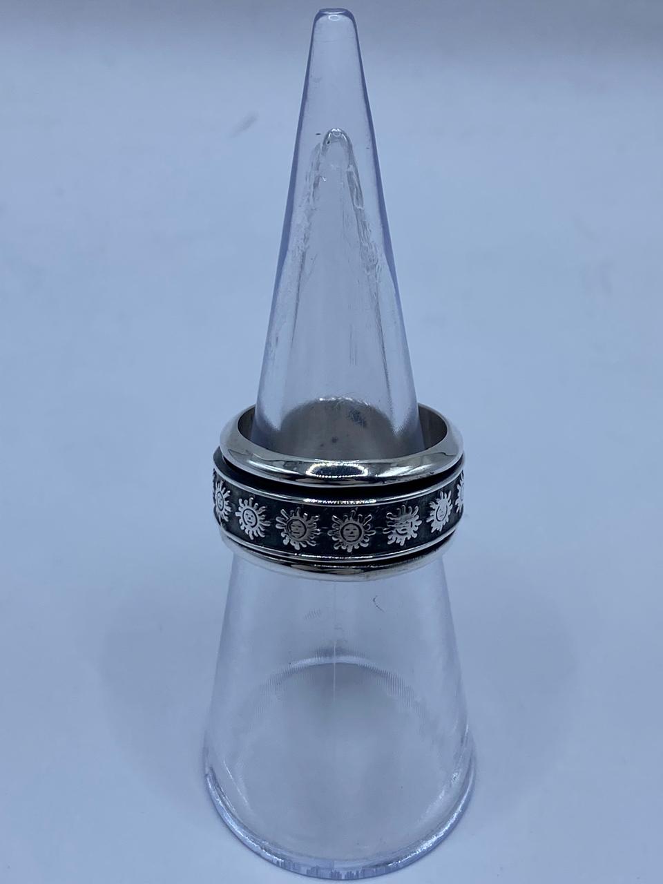 Anillo Giratorio de Plata 925 con Diseño de Soles, vista frontal