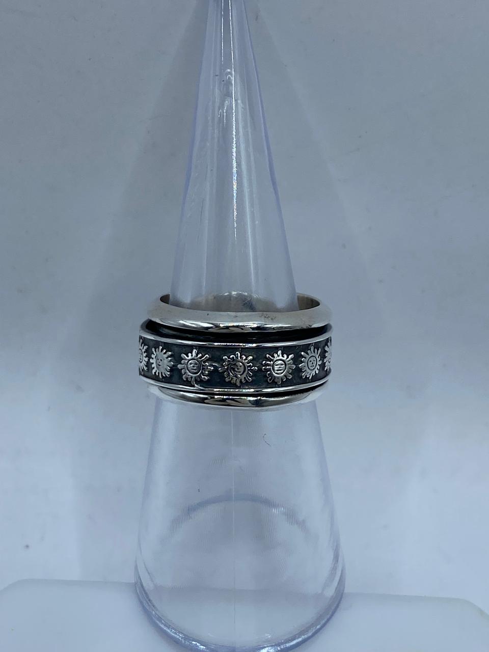 Anillo Giratorio de Plata 925 con Diseño de Soles, vista lateral
