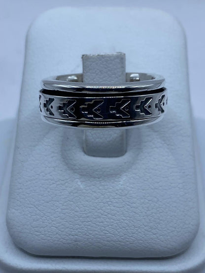 Anillo Giratorio de Plata 925 con Diseño Tribal de Flechas — detalle de piedra