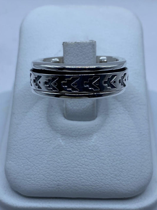 Anillo Giratorio de Plata 925 con Diseño Tribal de Flechas — detalle de piedra
