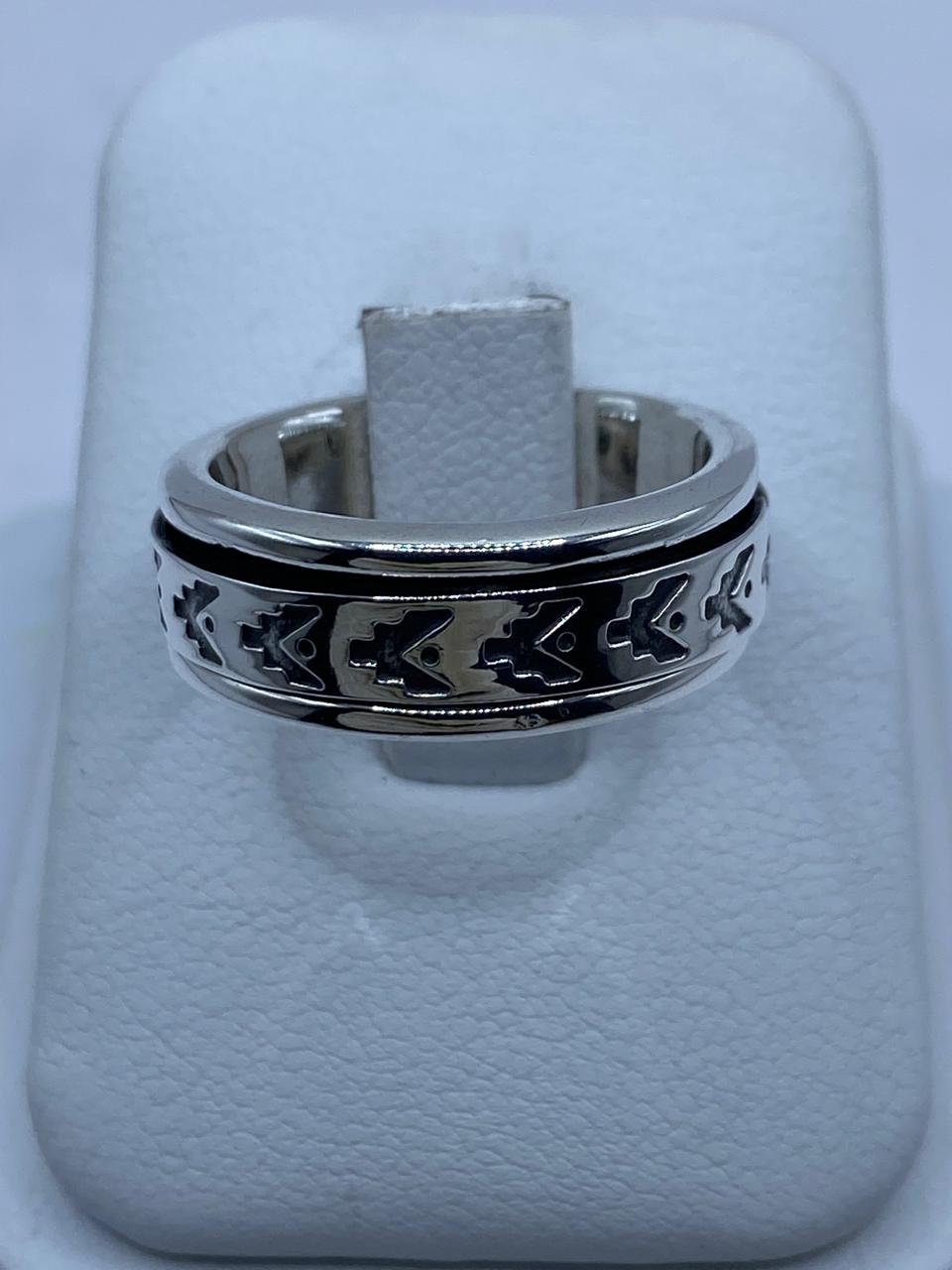 Anillo Giratorio de Plata 925 con Diseño Tribal de Flechas, vista frontal