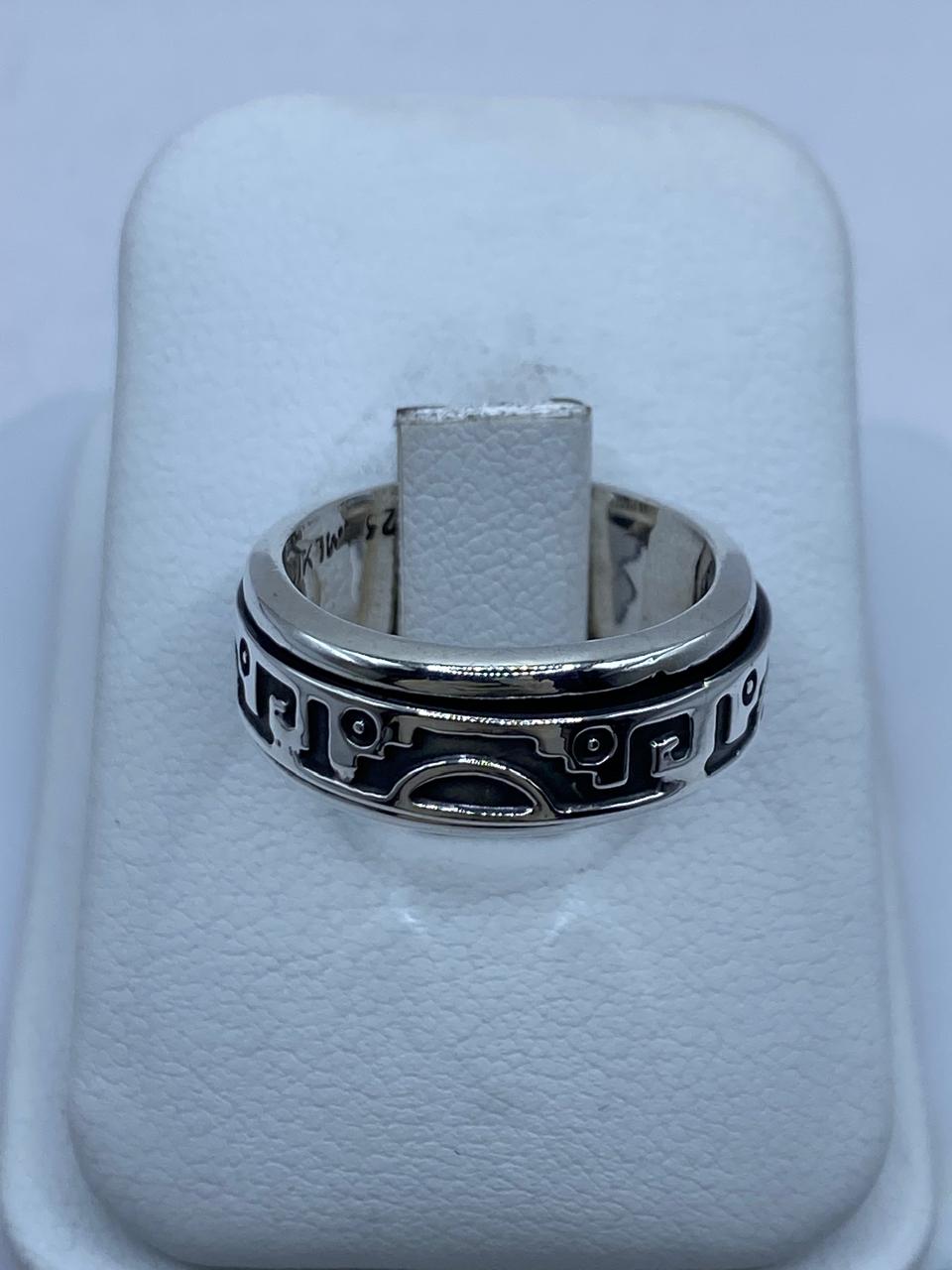 Anillo Giratorio de Plata .925 con Diseño Tribal, vista lateral