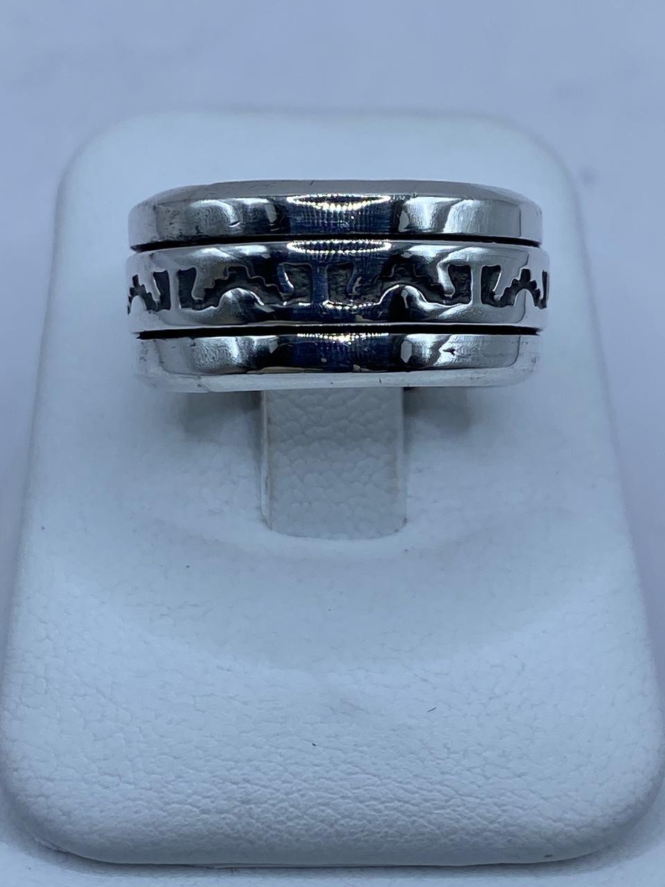 Anillo Giratorio de Plata .925 con Diseño Tribal — vista lateral