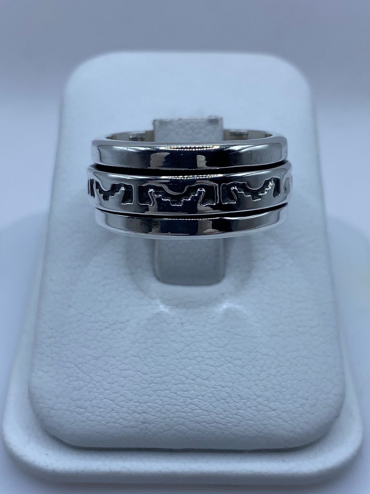 Anillo Giratorio de Plata 925 con Diseño Tribal Calado — vista lateral