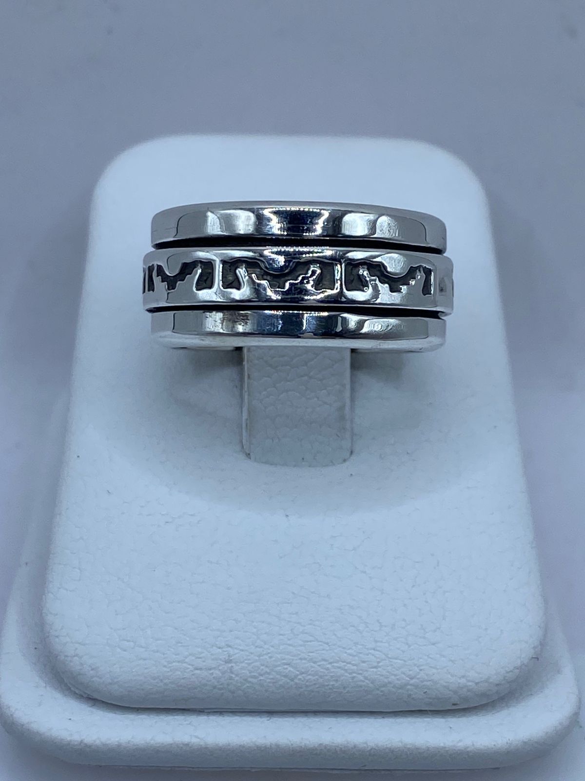 Anillo Giratorio de Plata 925 con Diseño Tribal Calado — vista lateral