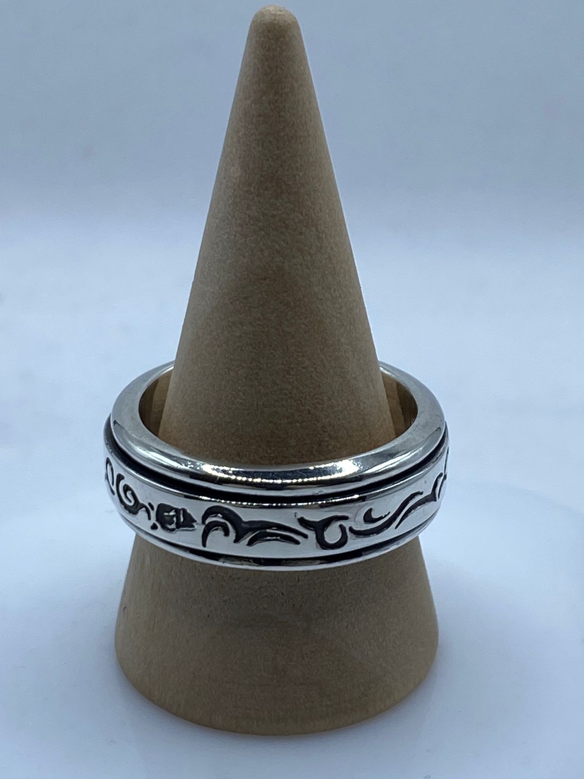 Anillo Giratorio de Plata 925 con Diseño Tribal Elegante — vista lateral