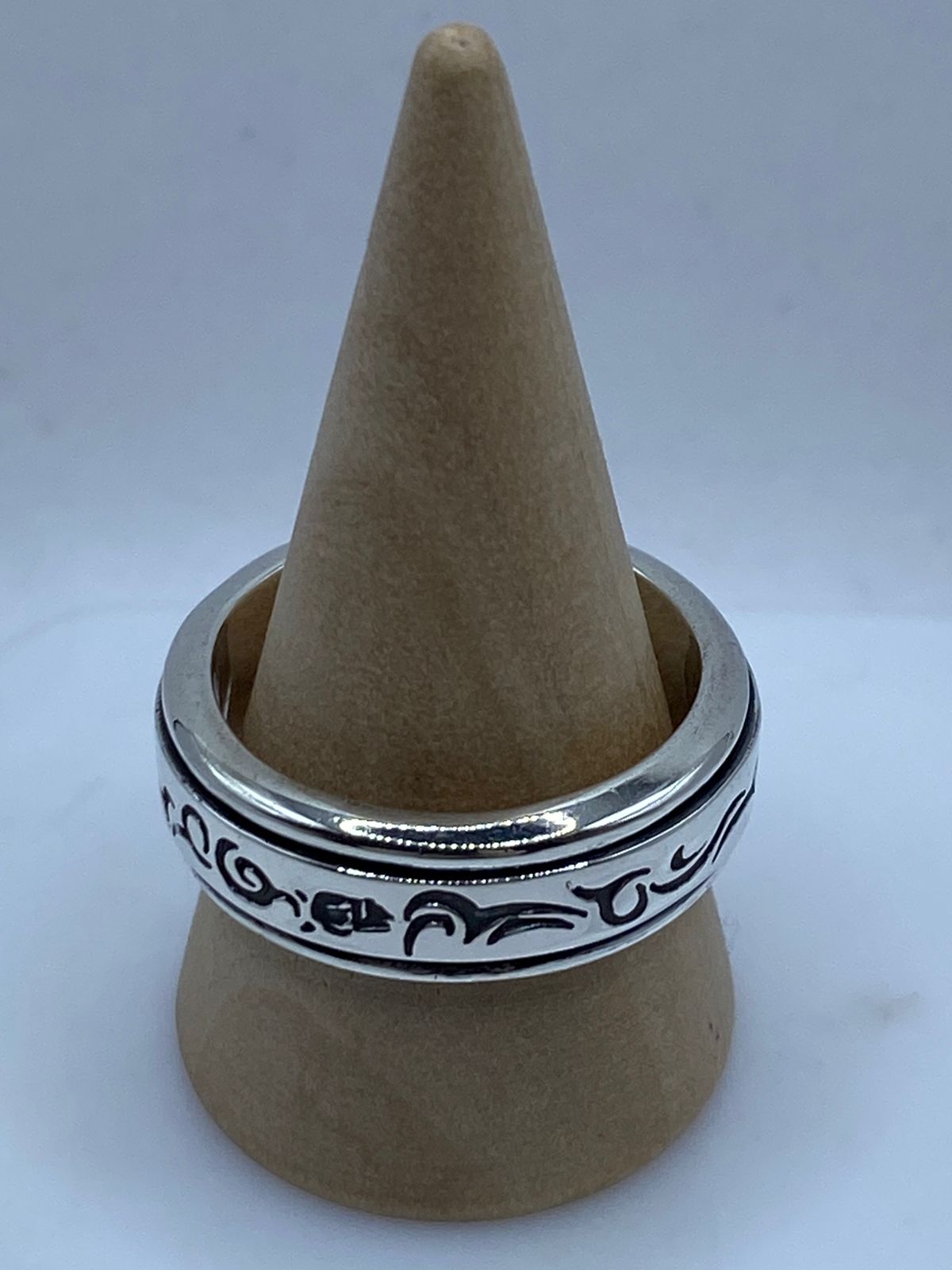 Anillo Giratorio de Plata 925 con Diseño Tribal Elegante, vista lateral