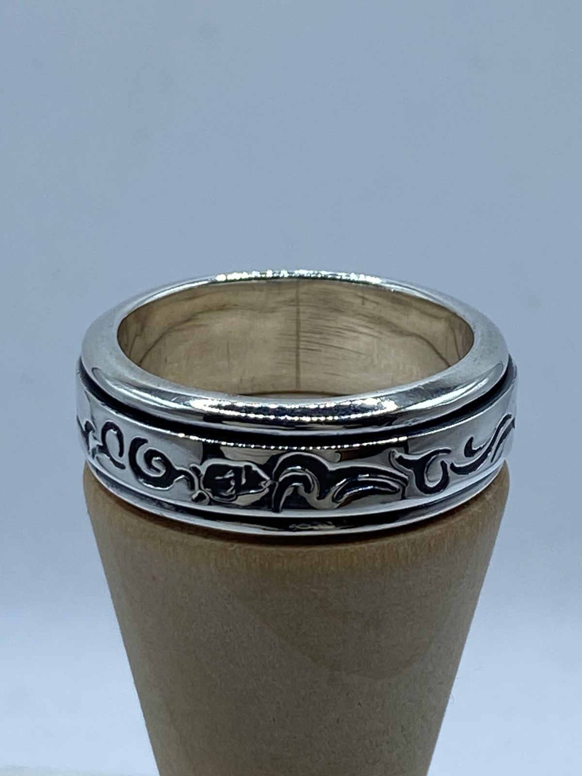 Anillo Giratorio de Plata 925 con Diseño Tribal Elegante, sello de autenticidad Plata Ley .925